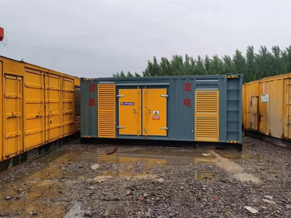 矿区柴油发电机如何判断干式空气滤清器是否需要更换？